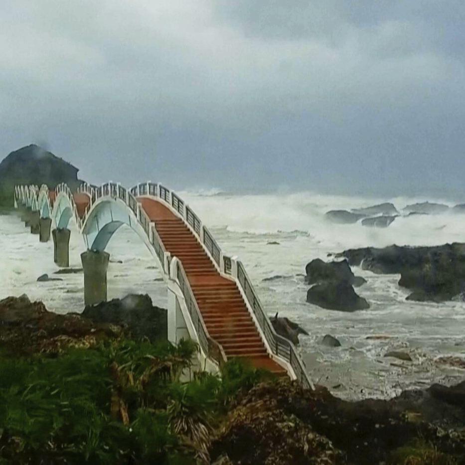 Typhoon Podul brings no major damage as it crosses Taiwan and heads for China
